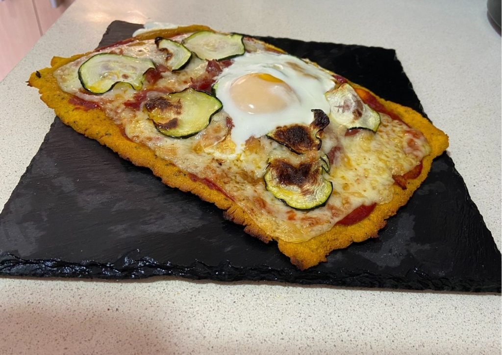 Pizza de yuca 4 Pizza de yuca, verdura, jamón, queso y huevo