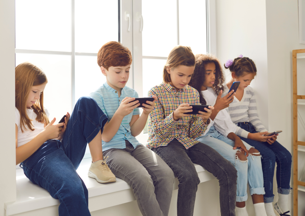 EL MULTITASKING NO EXISTE 2 Niños móvil multitasking